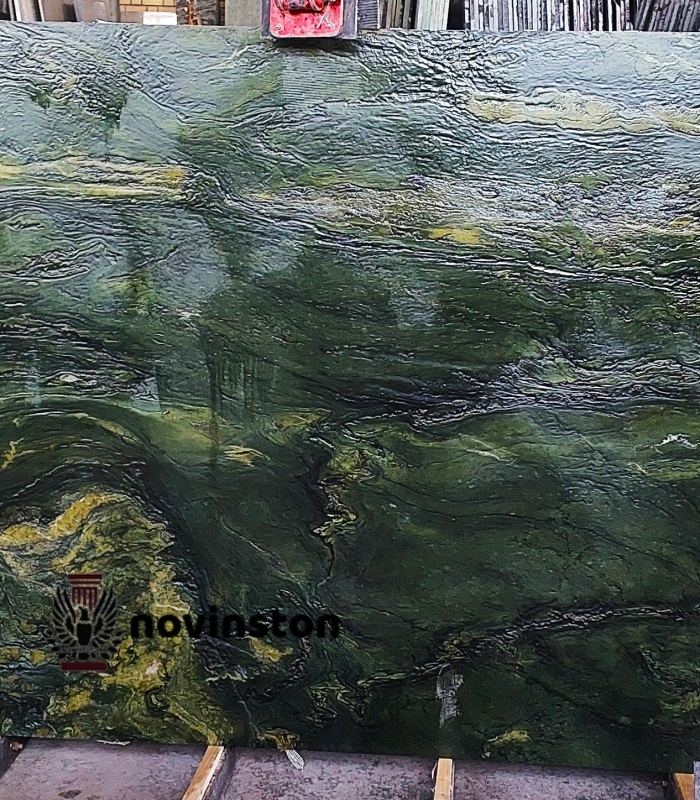 سطح چرمی و مات گرانیت سبز، انتخابی عالی برای طراحی داخلی شما.