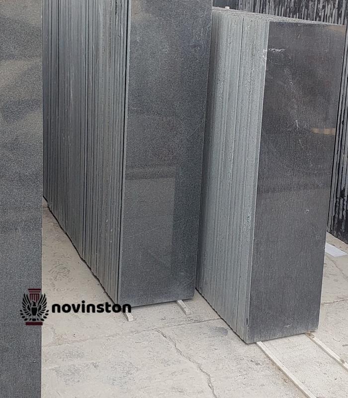 بهترین قیمت سنگ پله گرانیت مشکی نطنز با کیفیت عالی. مناسب برای پروژه‌های مسکونی و اداری.