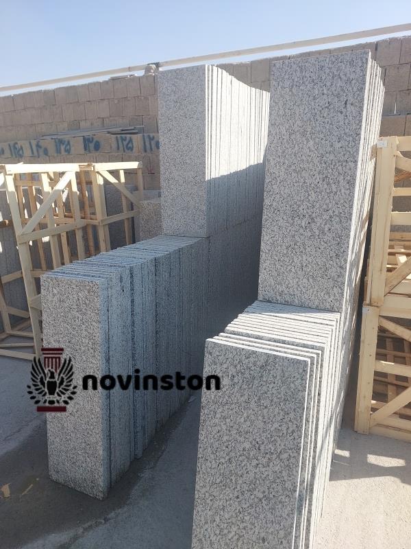  سنگ پله گرانیت نهبندان طوسی با رنگ طوسی یکدست و بافت طبیعی، به ساختمان شما جلوه‌های مدرن و شیک می‌بخشد. برای خرید این سنگ با کیفیت بالا، همین حالا اقدام کنید. 