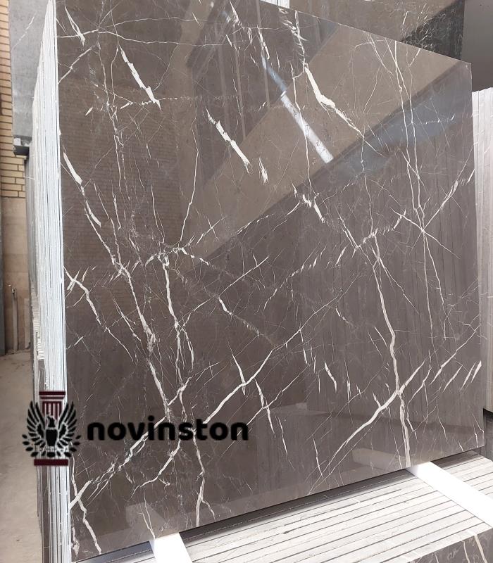  راهنمای کامل خرید سنگ لاشتر به صورت اسلب 100 \ 100 در رنگ‌های مشکی و خاکستری تیره. ایده‌آل برای کفپوش لابی و دیوارهای شاخص.