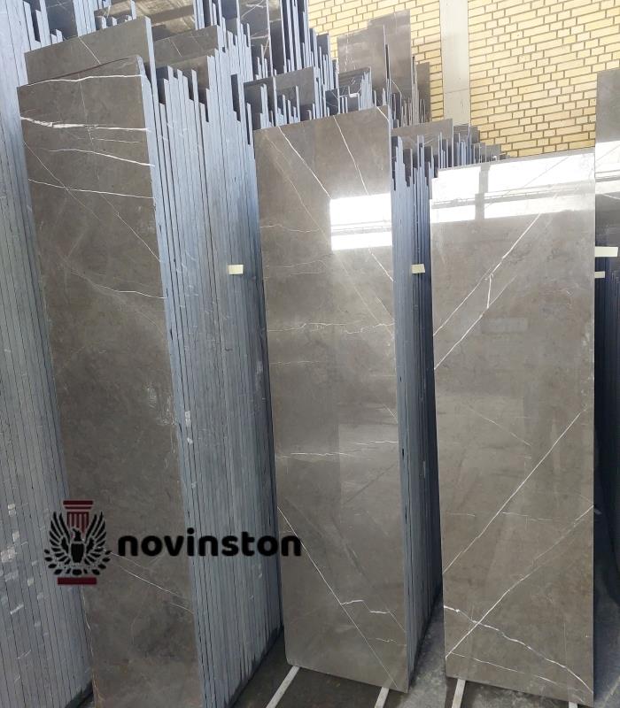 سنگ لاشتر؛ بهترین گزینه برای طراحی داخلی با رنگ طوسی تیره و بافت یکدست.