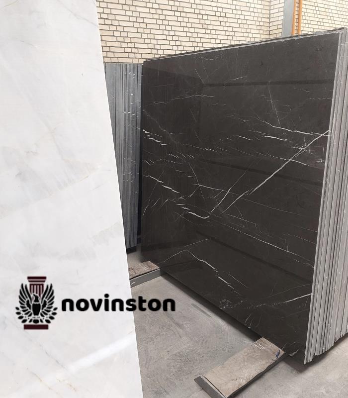  نهایت عمق و زیبایی در سنگ مرمریت لاشتر مشکی اسلب (160 در 160). جلوه‌ای بی‌نظیر برای کف و دیوارهای لابی شما. جدیدترین قیمت سنگ مرمریت لاشتر.