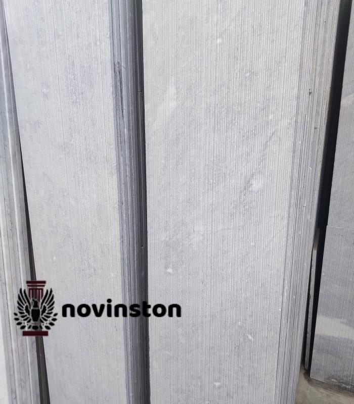  چرا سنگ کریستال بافت‌دار (اسکرچ) بهترین گزینه برای کفپوش است؟ ضد لغزش بودن، دوام بالا و رنگ طوسی یکدست. کشف دلایلی که مهندسین از این سنگ استقبال می‌کنند.