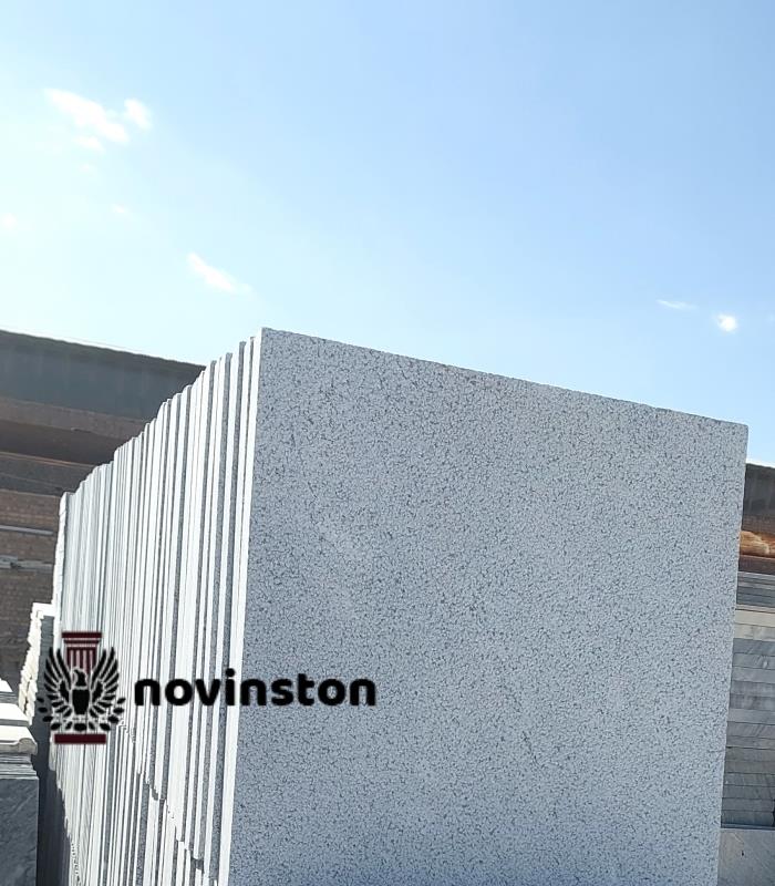  سنگ کریستال بوش همر مناسب کف‌پوش با سطح بوش‌همر شده، از لغزش جلوگیری کرده و ایمنی را در محوطه‌های پرتردد افزایش می‌دهد. این سنگ به دلیل دوام بالا، ظاهر روشن و مقاومت فوق‌العاده در برابر عوامل محیطی، گزینه‌ای محبوب در کف‌سازی‌های لوکس است.