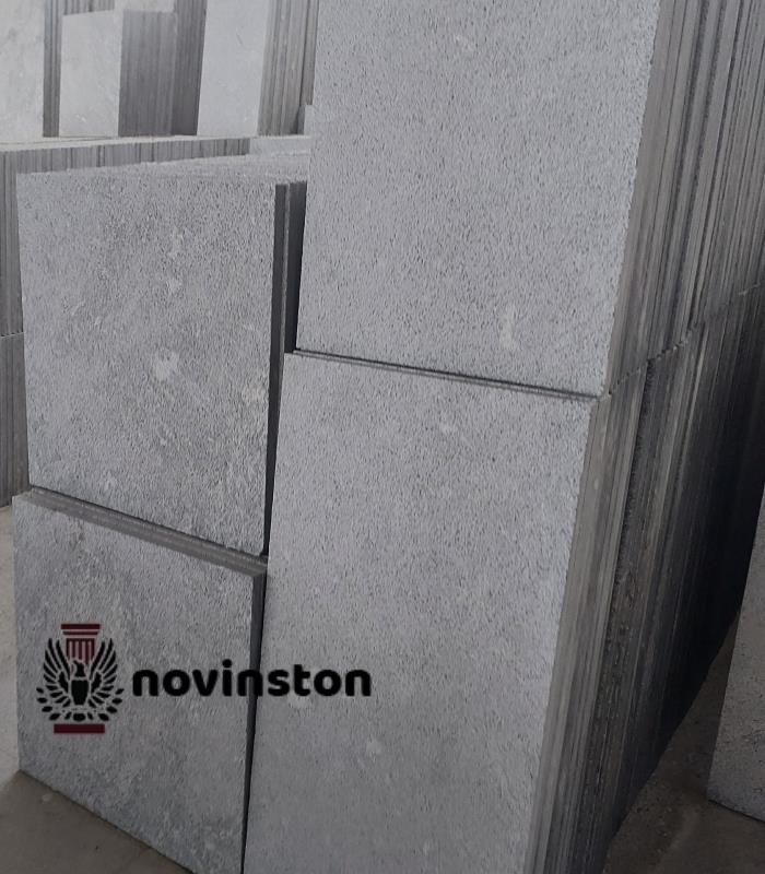  سنگ کریستال بوش همر سفید جلوه‌ای روشن و دل‌باز به فضای ویلایی می‌بخشد. این سنگ با مقاومت بالا در برابر رطوبت، یخ‌زدگی و سایش، برای کف‌سازی حیاط و محوطه ویلا گزینه‌ای ایده‌آل است. زیبایی طبیعی و دوام بالا، آن را به انتخابی ماندگار تبدیل کرده است.