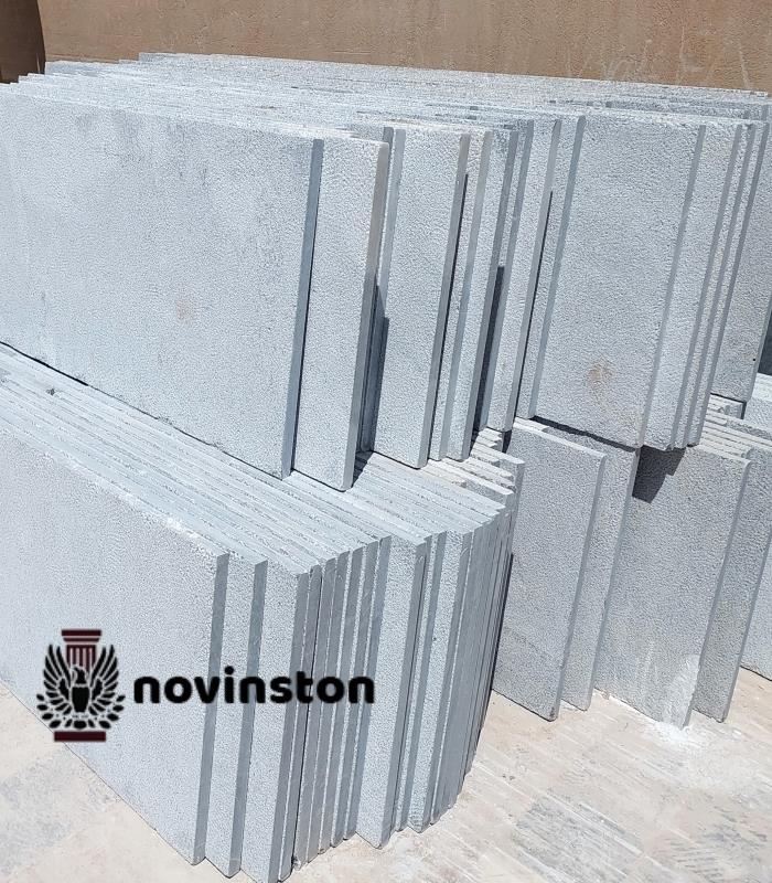  ایمنی اطراف استخر اهمیت ویژه‌ای دارد. سنگ کریستال بوش همر برای درپوش استخر با سطح ضد لغزش، خطر سر خوردن را کاهش داده و محیطی ایمن فراهم می‌کند. مقاومت بالا در برابر رطوبت و فشار، همراه با ظاهر شیک و طبیعی، آن را به گزینه‌ای ایده‌آل تبدیل کرده است.