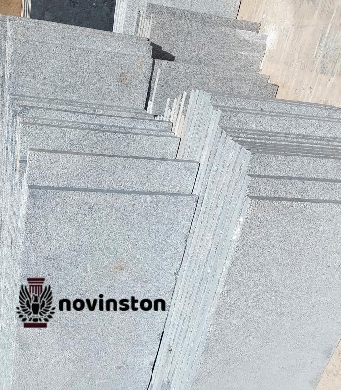  سنگ کریستال بوش همر با عرض‌های ۵۰ و ۶۰ سانتی‌متر، مناسب درپوش استخر، مقاومت بسیار بالایی در برابر سایش و رطوبت دارد. این سنگ جلوه‌ای زیبا و لوکس به لبه‌های استخر می‌بخشد و سال‌ها بدون تغییر رنگ و کیفیت باقی می‌ماند.