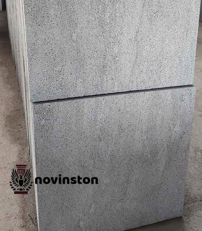  برای مسیرهای عبوری و پیاده‌روها، سنگی لازم است که هم مقاوم باشد و هم جلوه‌ای زیبا داشته باشد. سنگ کریستال بوش همر با سطح زبر کنترل‌شده، مانع لغزش شده و مقاومت بالایی در برابر سایش و تردد زیاد دارد. این سنگ برای محیط‌های پرتردد انتخابی هوشمندانه و بادوام است.