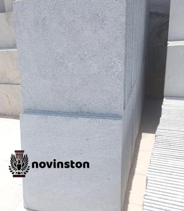  سنگ کریستال بوش همر روشن با رنگ سفید و سطح بافت‌دار خود، فضا را دل‌باز، تمیز و مدرن نشان می‌دهد. این سنگ با دوام بالا و مقاومت در برابر عوامل طبیعی، مناسب حیاط‌ها، محوطه‌ها و ورودی ساختمان‌هاست. انتخابی بی‌نقص برای کسانی که زیبایی و ماندگاری را با هم می‌خواهند.