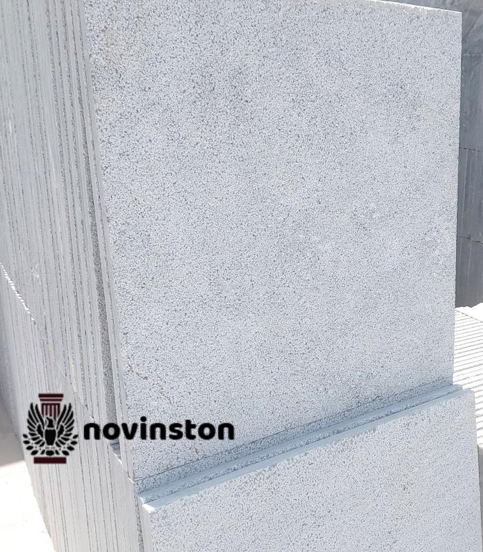  نوین سنگ مجموعه‌ای متنوع از سنگ کریستال بوش همر مناسب کف‌پوش را در ابعاد مختلف ارائه می‌دهد تا با هر نوع پروژه‌ای سازگار باشد. این سنگ‌ها با دقت فرآوری شده و آماده نصب در فضاهای بیرونی و محوطه‌سازی هستند. مقاومت بالا و ظاهر مدرن آن‌ها باعث افزایش عمر مفید کف‌پوش می‌شود.