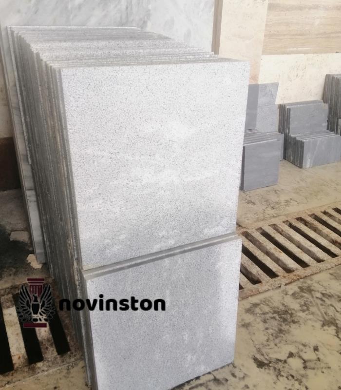  برای مسیرهای باغ و فضای ویلایی، سنگ کریستال بوش همر یکی از بهترین انتخاب‌هاست. این سنگ با سطح بوش‌همر شده، جلوه‌ای طبیعی و شیک ایجاد می‌کند و در برابر رطوبت و تغییرات دما بسیار مقاوم است. ظاهر روشن و بافت خاص آن باعث زیبایی چشمگیر محیط می‌شود.