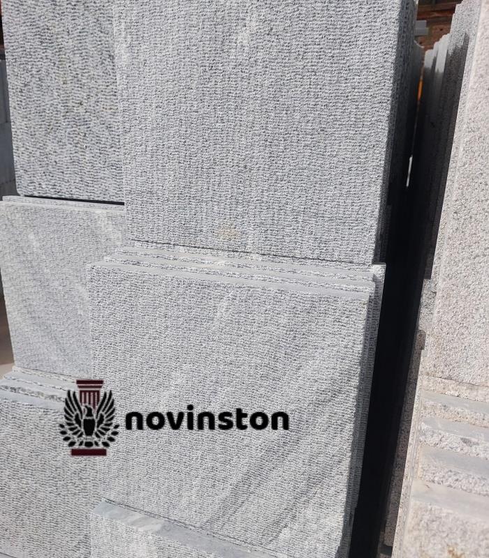  به دنبال بهترین سنگ برای کفسازی محوطه ویلا در مناطق سردسیر هستید؟ تیشه‌ای لایبید ۳۵ در ۳۵ نوین سنگ با جذب آب صفر، پاسخ نیاز شماست.