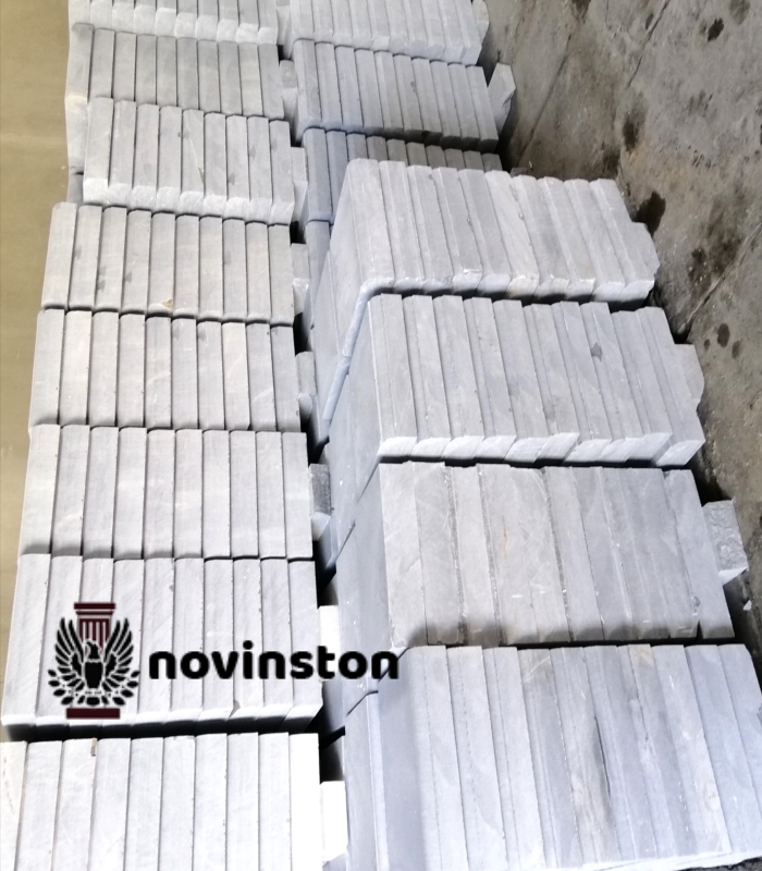  سنگ جدول کریستال با مقاومت بالا در برابر سایش و رطوبت، انتخابی مطمئن برای پارک‌ها و فضاهای سبز است. رنگ خنثی و بافت زیبا، جلوه‌ای طبیعی و تمیز به محوطه‌های شهری می‌بخشد.