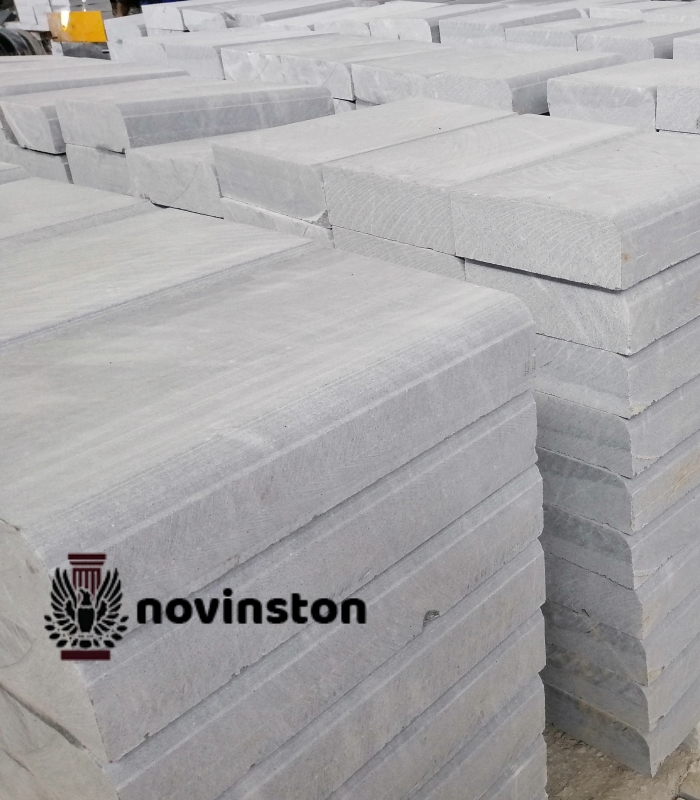  جدول کریستال تراش‌خورده نوین سنگ با دقت بالا و لبه‌های صاف، ظاهری مدرن و حرفه‌ای به محوطه شما می‌دهد. قیمت‌گذاری منصفانه و خرید مستقیم از کارخانه، ارزش واقعی محصول را تضمین می‌کند.