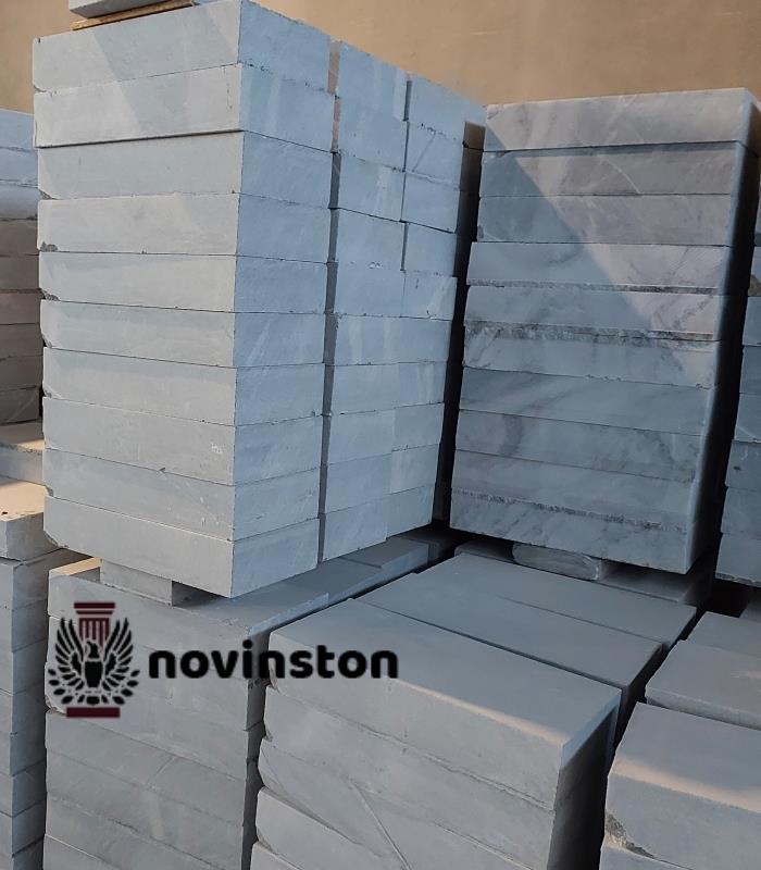  سنگ جدول کریستال نوین سنگ با سطح صاف و مقاوم در برابر گرد و غبار، مناسب برای فضاهای باز شهری است. این سنگ به راحتی تمیز می‌شود و ماندگاری بالایی دارد.