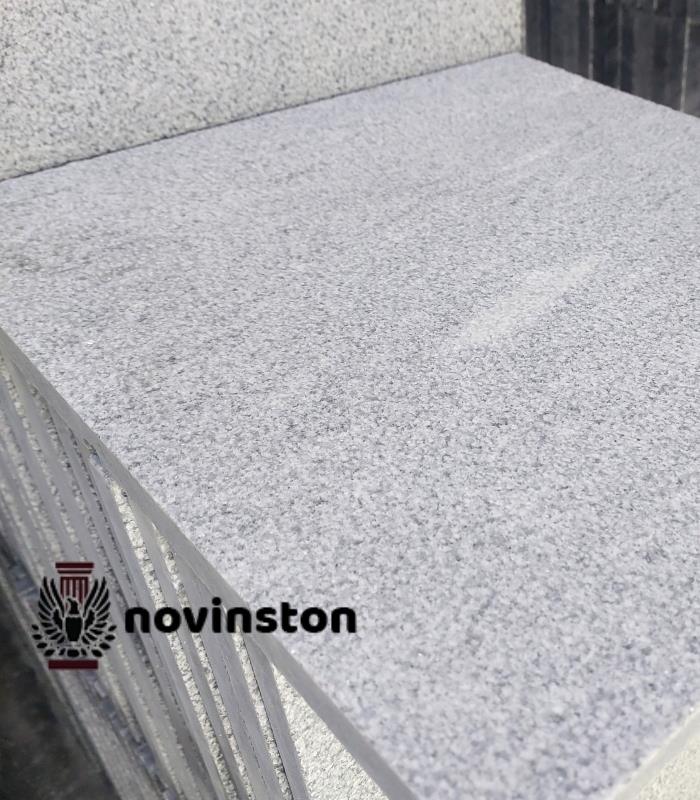  تضمین دوام با سنگ کریستال چرمی کف حیاط. جذب آب بسیار پایین، مقاومت کامل در برابر یخ‌زدگی و ترک خوردگی.