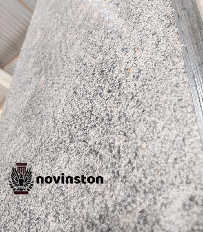  بافت چرمی سنگ کریستال، عمق و جذابیت بصری ویژه‌ای به نمای کلاسیک و رومی می‌بخشد. خرید بافت‌های خاص.