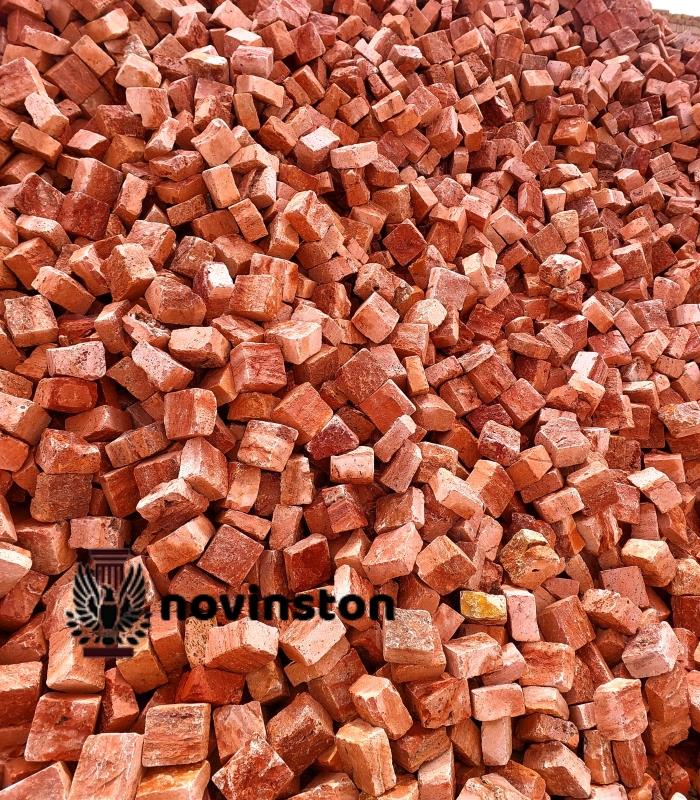  بهترین قیمت سنگ کوبیک قرمز در ابعاد 10x10 و ضخامت‌های 3، 5 و 10؛ مناسب برای سنگفرش و محوطه‌سازی لوکس با ترکیب قرمز و لیمویی.