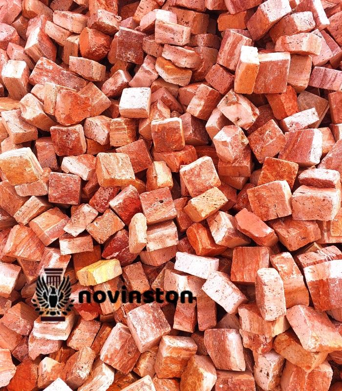  زیبایی و دوام را با سنگ کوبیک تراورتن قرمز تجربه کنید؛ انتخابی عالی برای محوطه‌سازی و ترکیب جذاب قرمز و لیمویی.