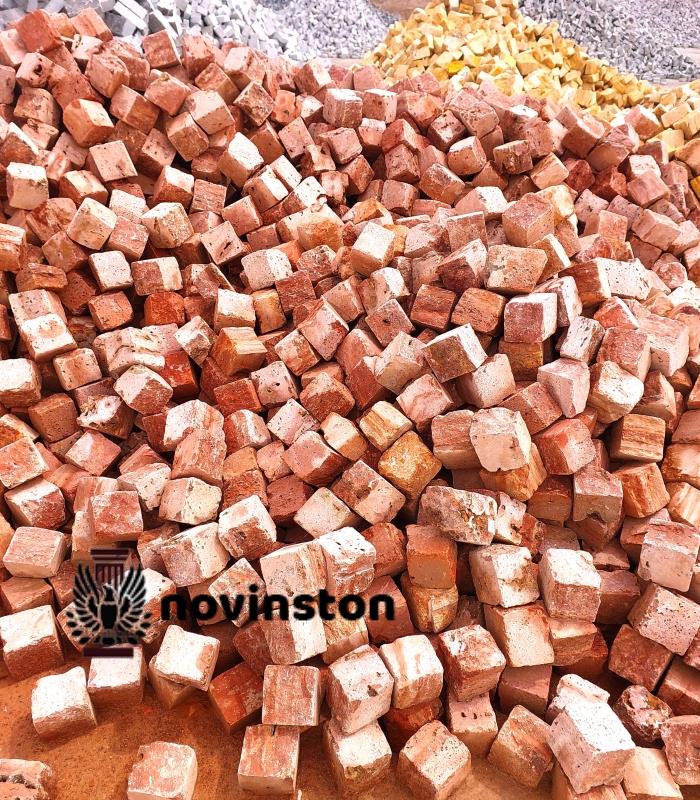  طراحی محوطه‌های خاص با سنگ کوبیک قرمز؛ ترکیب رنگی جذاب و کیفیتی بی‌نظیر برای پروژه‌های مدرن.