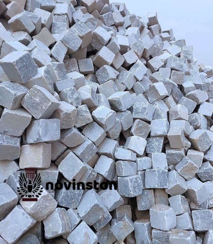  با سنگ کوبیک لایبید طوسی، به کفسازی باغ و ویلای خود جلوه‌ای مدرن ببخشید. مقاوم‌ترین سنگ کریستال با رنگ ثابت و ابعاد دقیق 10در10 در نوین سنگ.