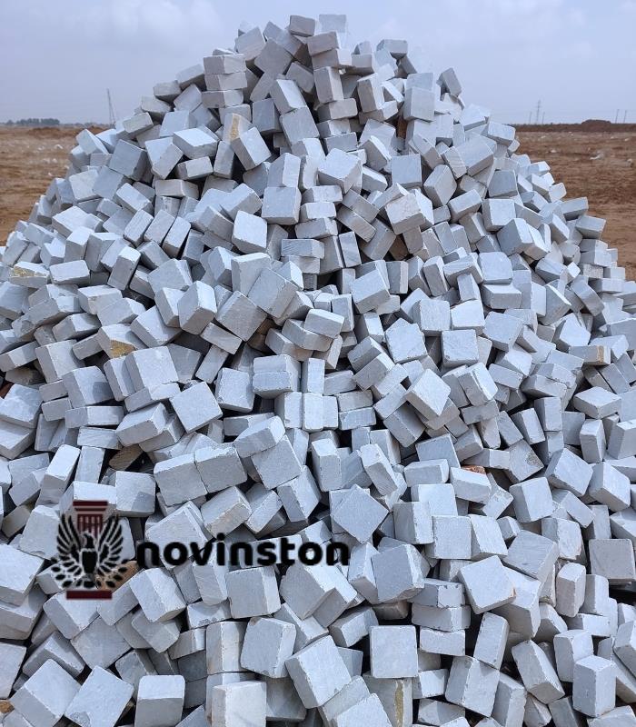  اگر به دنبال سنگی هستید که در سرمای شدید ترک نخورد، سنگ کیوبیک کریستال لایبید نوین سنگ با ضخامت‌های استاندارد، بهترین گزینه برای کفسازی رمپ و معابر است.