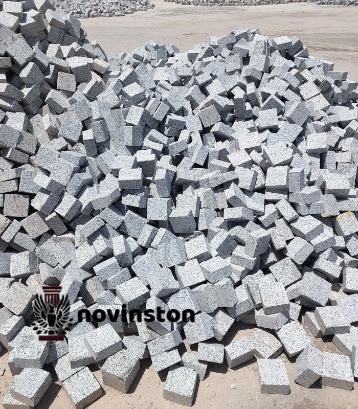  زیبایی و دوام سنگ کیوبیک گرانیت سفید نطنز در کف‌سازی باغ‌ها، خیابان‌ها و پروژه‌های مدرن با قیمت مناسب.