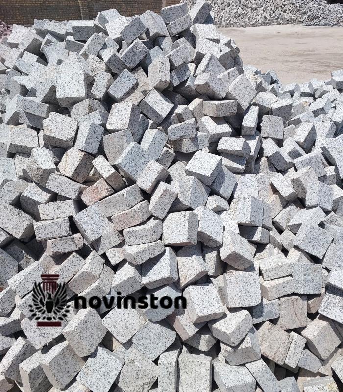  خرید سنگ کوبیک گرانیت سفید نطنز 10x10 با ضخامت‌های متنوع؛ مقاوم در برابر فشار و تغییرات آب‌وهوایی.