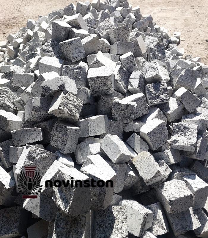  انتخابی ایده‌آل برای کف‌سازی خیابان‌ها و محوطه‌های بزرگ؛ سنگ کیوبیک گرانیت سفید نطنز با دوام و زیبایی طبیعی.