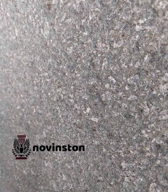  گرانیت فلیم مشکی زنجان با جلوه‌ای طبیعی و مقاومت بالا، یکی از بهترین گزینه‌ها برای نما و کف فضای باز است.