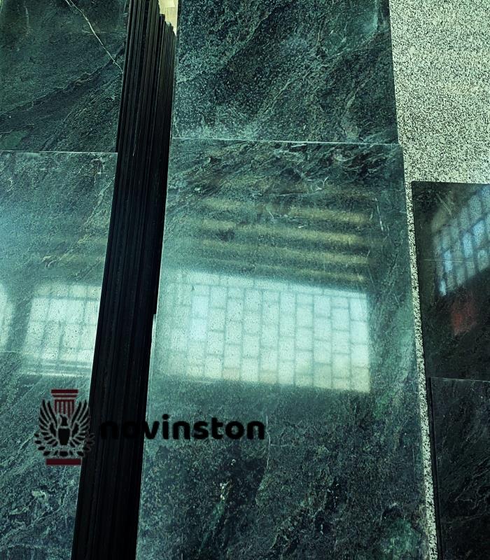  طرح طبیعی دانه‌های اناری روی زمینه سبز، این سنگ را به یکی از خاص‌ترین گرانیت‌های بیرجند تبدیل کرده است. بررسی کامل ویژگی‌ها در نوین سنگ.