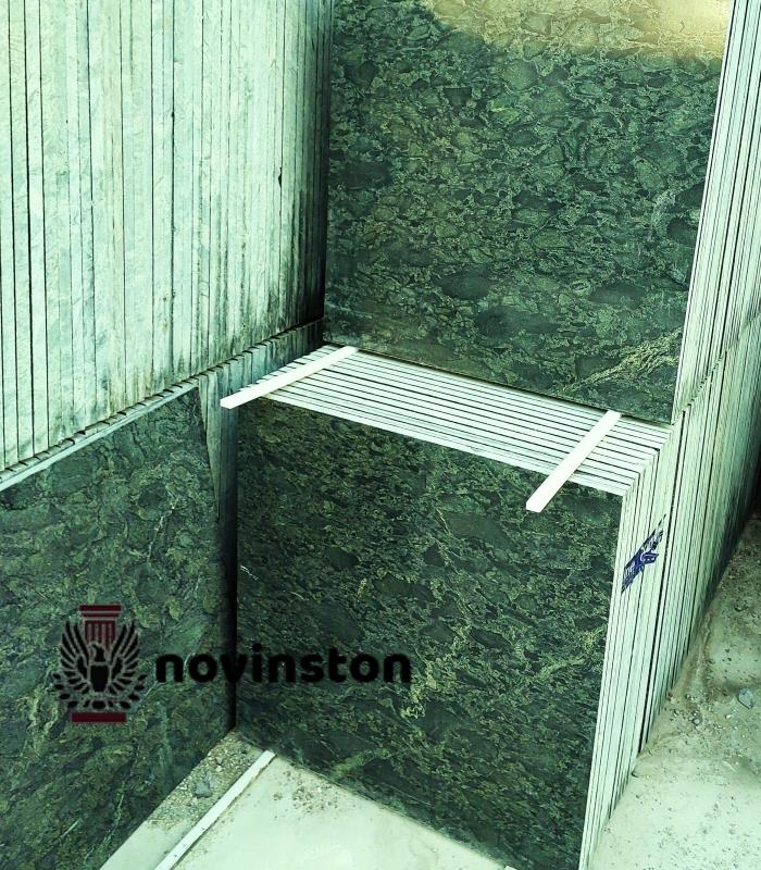  رنگ سبز سلطنتی و براقیت خاص گرانیت بیرجند، جلوه‌ای منحصربه‌فرد به فضاهای مدرن می‌بخشد.در این مقاله از نوین سنگ درباره قیمت و خرید آن بیشتر بخوانید.