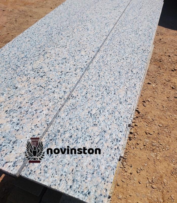  گرانیت پرتقالی با جذب آب پایین و استحکام بالا، مناسب کف‌سازی حیاط و پارکینگ‌های پرتردد است.