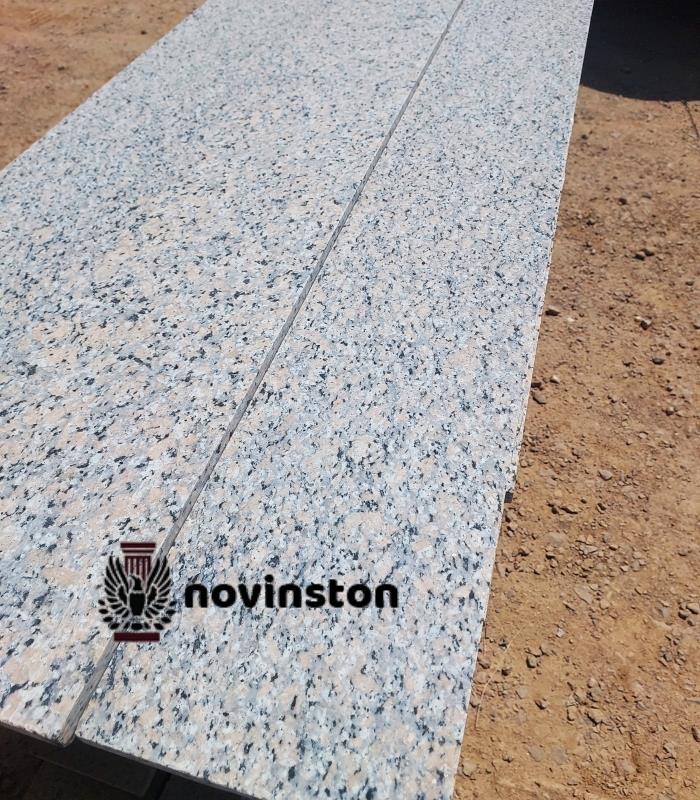  این سنگ پرتقالی با ضخامت 2 سانت، مناسب سنگفرش بیرونی و کف پارکینگ است و دوام بالایی در برابر سایش دارد.