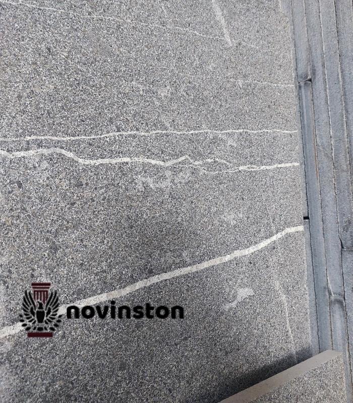  👉 از کف حیاط تا نمای ساختمان، گرانیت فلیم شده نطنز بهترین عملکرد را ارائه می‌دهد.