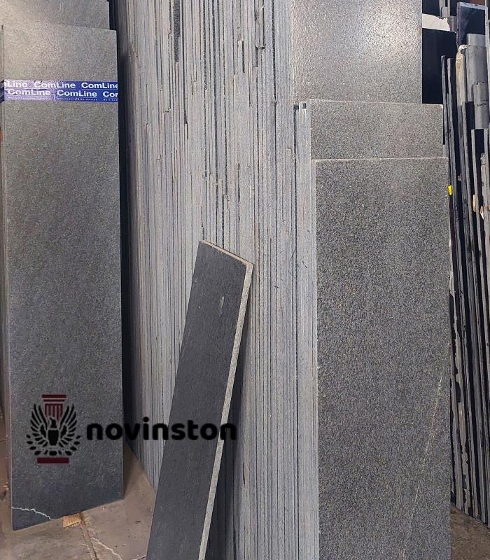  بررسی کامل ویژگی‌های سنگ گرانیت فلیم شده مشکی نطنز و نحوه استفاده در پروژه‌های مختلف.
