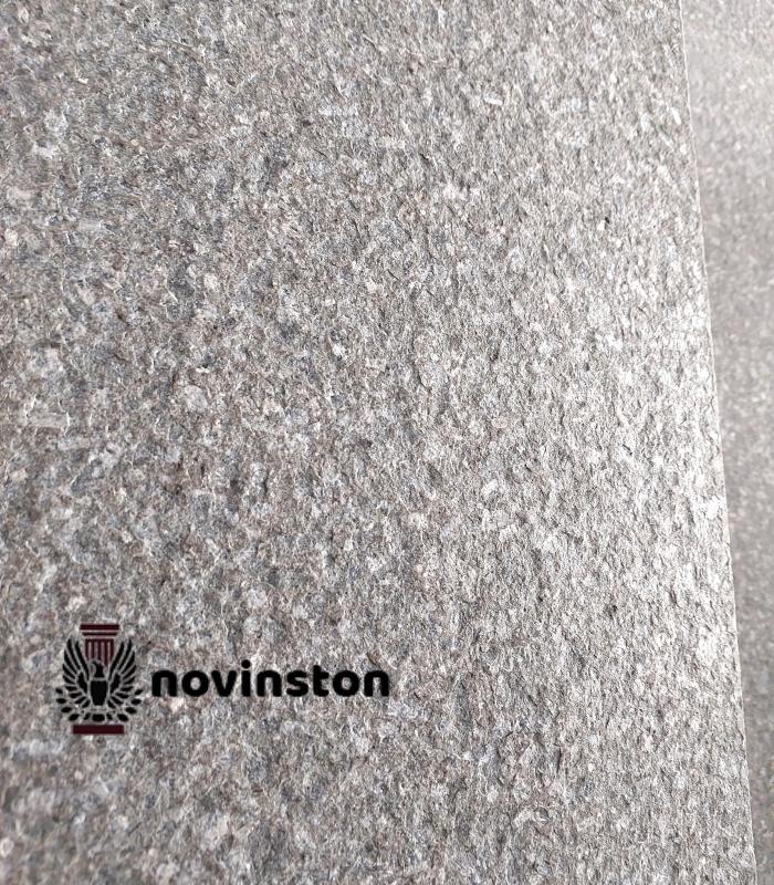  بهترین سنگ گرانیت مشکی برای نمای ساختمان را از زنجان تهیه کنید. سنگی با بافت چرمی و رنگ مشکی عمیق، مناسب برای معماری مدرن.