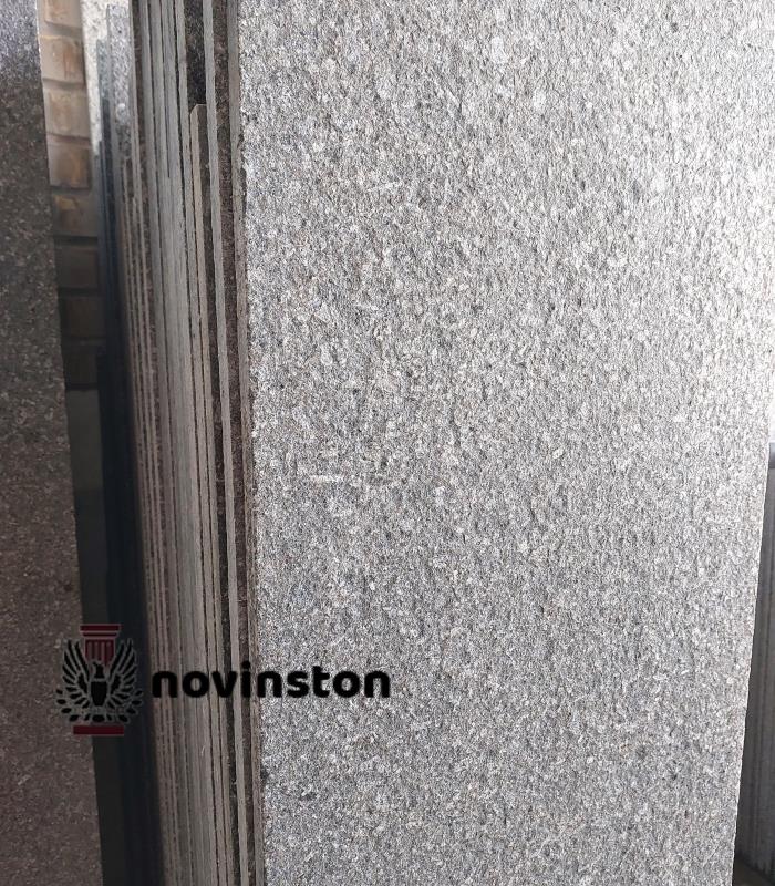  گرانیت مشکی زنجان فلیم چرمی با ظاهری متفاوت و دوام بالا، یکی از پرفروش‌ترین سنگ‌های ساختمانی است. همین حالا از نوین سنگ خرید کنید.