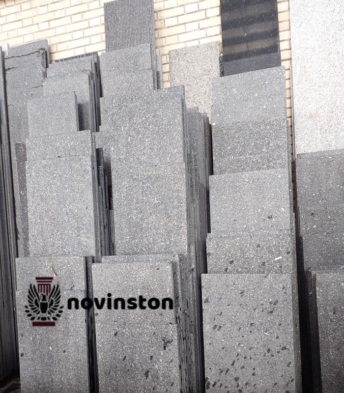  گرانیت فلیم چرمی مشکی زنجان با بافتی طبیعی و رنگی عمیق، انتخاب طراحان برای فضاهای خاص است. خرید مستقیم از نوین سنگ، بدون واسطه.